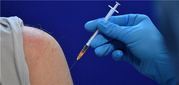 Ärzte drängen auf allgemeine Corona-Impfpflicht Corona-Impfung in einer kommunal organisierten Impfstelle im thüringischen Jena. Die Ärztekammer in Thüringen dringt auf eine generelle Impfpflicht, auch die BÄK hält dies angesichts der aktuellen Lage für geboten.