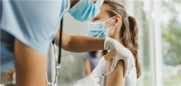 Corona-Impfungen von Kindern: Die Sicherheit und Effektivität der Vakzinen werden laufend evaluiert. (Symbolbild mit Fotomodellen)