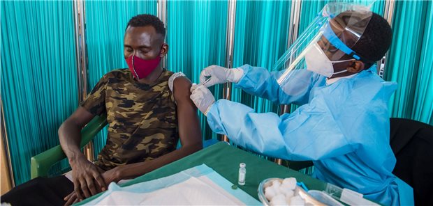 Afrika steht noch am Anfang der COVID-Impfkampagne Corona-Impfzentrum in Ruandas Hauptstadt Kigali. Nicht überall in Afrika ist die Impfinfrastruktur ausreichend ausgebaut. Darauf weist Ruandas Präsident Kagame hin.