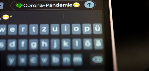 Wie Corona in die Sprache eindringt „Corona-Pandemie“ steht auf dem Display eines Mobiltelefons. Die Gesellschaft für deutsche Sprache (GfdS) hat den Begriff als „Wort des Jahres“ 2020 gekürt.