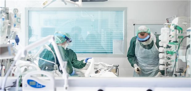 Arzneimittel – made in EU Corona-Patient in der Intensivmedizin: Noch vor den USA steht Ärzten in Europa mit Remdesivir ein zugelassenes Arzneimittel zur Verfügung.