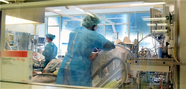 Grünen-Gesundheitsminister fordern Verlängerung der epidemischen Lage Corona-Station: In einigen Regionen stünden die Krankenhäuser bereits kurz vor der absoluten Überlastung mahnen die Gesundheitsminister aus Hessen, Brandenburg und Baden-Württemberg.