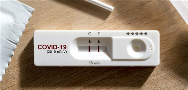 Corona-Test: Die Behandlung von COVID-19-Patienten mit einem neutralisierenden monoklonalen Antikörper senkt bei erhöhtem Risiko für einen schweren Verlauf offenbar das Risiko für Notfallbehandlung, Hospitalisierung und Tod.