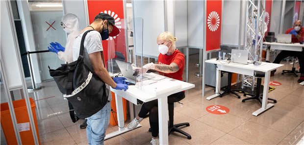 Reiserückkehrer: Politiker setzen wieder stärker auf Corona-Quarantäne Corona-Test gleich bei der Ankunft am heimischen Flughafen, wie hier in Hamburg