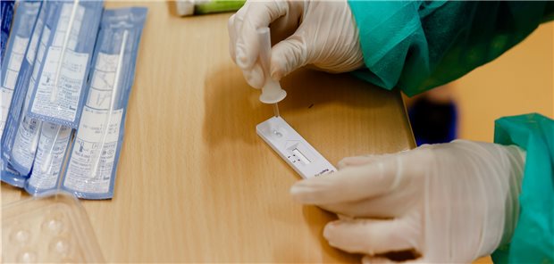 Corona-Test in einer Apotheke: In NRW laufen die Vorbereitungen für die kostenlosen Tests, auf die jeder Bürger einmal pro Woche Anspruch haben soll.