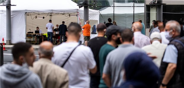 Testpflicht-Pläne: PCR-Test soll 48 Stunden alt sein dürfen Corona-Test nach dem Urlaub: Statt in der Schlange zu stehen, wie hier am Flughafen Köln/Bonn, können manche Reisende das Ergebnis auch schon mitbringen.