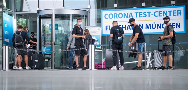 Datenpfropf bremst Übermittlung von Corona-Testergebnissen in Bayern Corona-Testcenter am Münchener Flughafen: Dort und an anderen Stellen in Bayern soll es erneut zu Verzögerungen bei der Übermittlung von Testergebnissen gekommen sein.