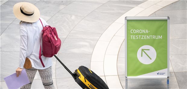 Testpflicht für Rückkehrer aus Corona-Risikogebieten könnte fallen „Corona-Testzentrum“ am Stuttgarter Flughafen. Einreisende aus internationalen Corona-Risikogebieten müssen sich seit 8. August bei der Rückkehr nach Deutschland auf das Virus testen lassen.