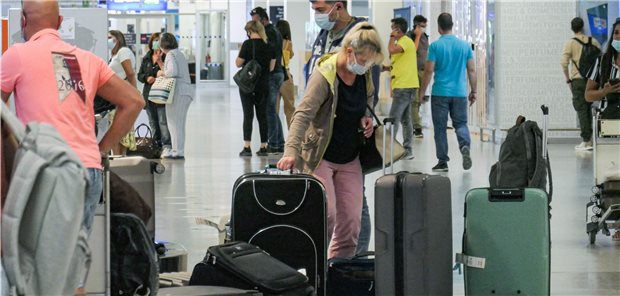 Warum sollte jeder Urlauber in Quarantäne, Herr Böhm? Corona als Reisemitbringsel? Passagiere an einem Flughafen.