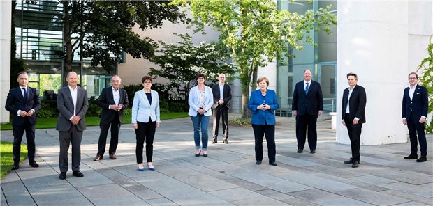 Die Agenda für die EU-Ratspräsidentschaft ist eine schwere Geburt Corona-bedingt auf Abstand: die Mitglieder des Koalitionsausschusses im Hof des Bundeskanzleramts am Montagabend.