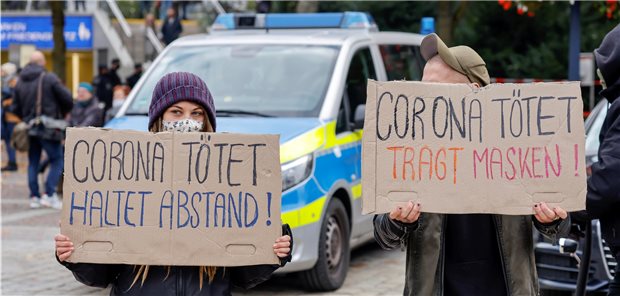 „Corona tötet“: Gegendemonstration zu einer Anticorona-Demonstration in Dortmund.