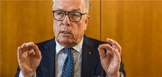 BÄK-Präsident fordert mehr Corona-Hilfen für Kliniken „Coronainfizierte Ärzte gehören in Quarantäne und nicht ans Krankenbett“, stellt BÄK-Präsident Dr. Klaus Reinhardt klar. Vergangene Woche war bekannt geworden, dass die Personalnot durchaus bereits dafür sorgt, dass in manchen Häusern positiv getestete Pflegekräfte im Einsatz sind.