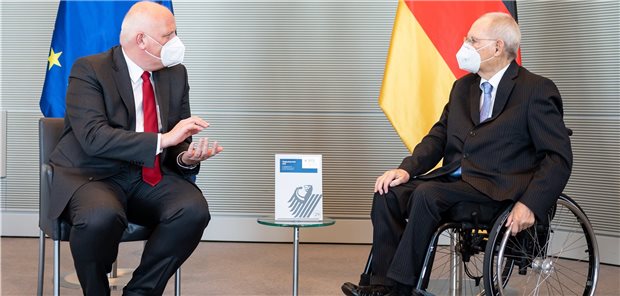 Datenschutzbeauftragter knöpft sich vor allem Kassen und Spahn vor Coronakonformer Datenschutz: Der Bundesdatenschutzbeauftragte Professor Ulrich Kelber nimmt bei der Übergabe seines jüngsten Tätigkeitsberichtes an Bundestagspräsident Wolfgang Schäuble zwar eine Maske, aber kein Blatt vor den Mund.