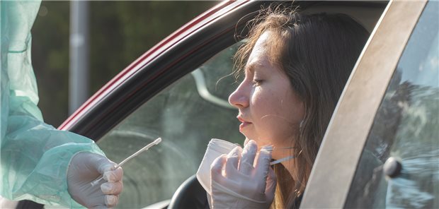 KBV sieht Tür und Tor für Betrug geöffnet und fordert Einstellung der Bürgertests Coronatest To Go – in wenigen Tagen sollen die kostenlosen Bürgertests ausgesetzt werden. Es sind aber Ausnahmen vorgesehen. (Symbolbild mit Fotomodellen)