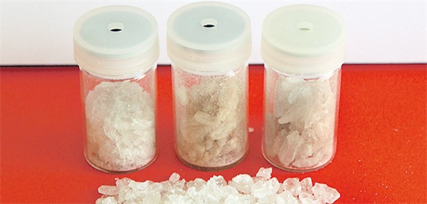 Deutlich erhöhtes Parkinsonrisiko Crystal Meth: Die synthetische Droge gehört zur Gruppe der Amphetamine und lässt sich relativ einfach und billig herstellen. Nach Daten des Suchtberichts sind 0,1 Prozent der Deutschen abhängig von Amphetaminen.