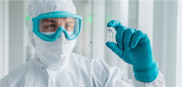 Auch GlaxoSmithKline produziert jetzt Corona-Impfstoff für CureVac CureVac-Mitarbeiter mit Impfstoff-Fläschen. Zulassungsanträge für den mRNA-Kandidaten gegen COVID-19 sollen im 2. Quartal eingereicht werden.