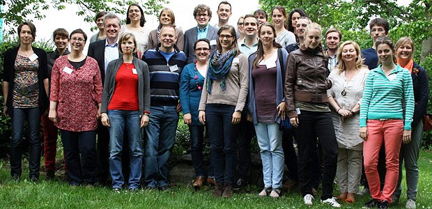 Summerschool weckt Lust auf Leben als Hausarzt DEGAM-Präsident Professor Ferdinand Gerlach (fünfter von links) inmitten der Referenten und Teilnehmer der "Summerschool" der Nachwuchsakademie in Bad Vilbel.
