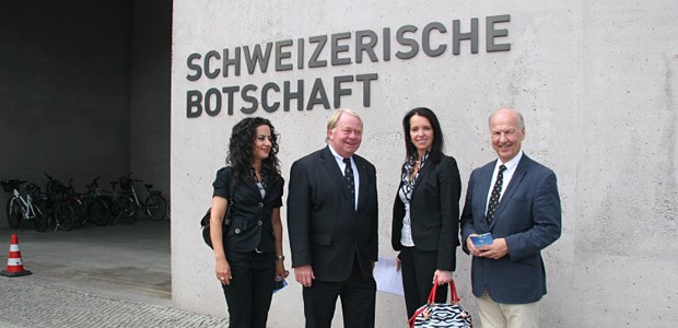 Auf den Spuren von Theodor Frerichs DGIM-Delegation auf Frerichs Spuren: Generalsekretär Professor Ulrich R. Fölsch, Assistentin Nicole Safenauer, Geschäftsführer Maximilian Guido Broglie, Stellvertretende Geschäftsführerin Ourania Menelaou (v.r.).