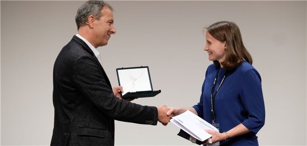 Adalbert-Czerny-Preis für Dr. Mirjam Stahl DGKJ-Präsident Professor Jörg Dötsch, Uniklinik Köln, gratuliert PD Dr. Miriam Stahl.