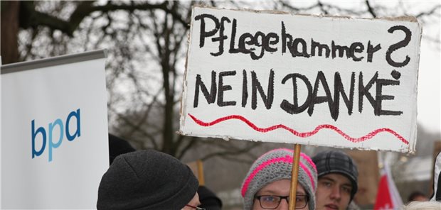 Schleswig-Holstein: Zukunft der Pflegekammer hängt am seidenen Faden DIe Pflegekammer in Schleswig-Holstein hatte schon früh Gegner: eine Protestkundgebung von Verdi gegen die Kammergründung im Januar 2015 in Kiel.