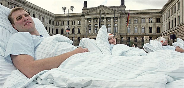 Große Protest-Allianz formiert sich DKG-Protestaktion im Jahr 2006: Drei Mitarbeiter aus Kliniken protestieren in einem Klinikbett vor dem Gebäude des Bundesrates in Berlin. Ähnliche Aktionen könnten auch in diesem Jahr folgen.