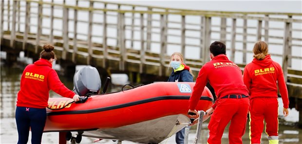 DLRG warnt: Viele Kinder wegen Corona Nicht-Schwimmer DLRG-Mitarbeiter schieben ein Rettungsboot auf einem Slipwagen an den Strand. Zur Zeit öffnen die ersten Stationen der Deutschen Lebens-Rettungs-Gesellschaft (DLRG) an Nord- und Ostsee.