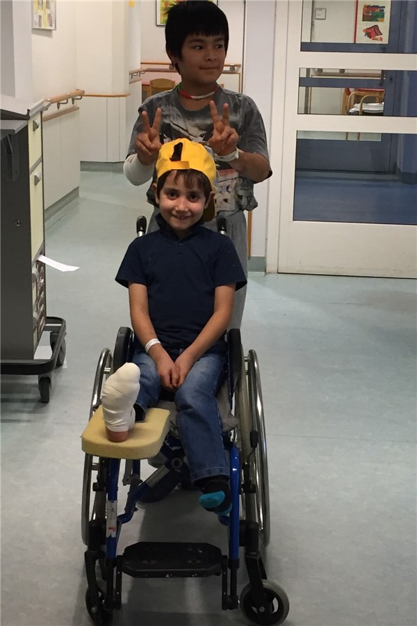 Ein Stück Lebensqualität für Kriegsopfer DRK-Klinikum Westend. Von den 50 Patienten, die der Verein placet bislang plastisch-chirurgisch versorgt hat, waren die Mehrzahl Kinder.