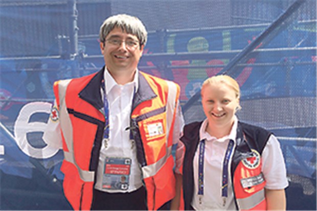 Vom Pflaster bis zur Terrorvorsorge DRK sind vor Ort in den EM-Stadien: Rechtsanwalt Helge Gilcher (Saarland) und Referendarin Melissa Simon (Bayern).