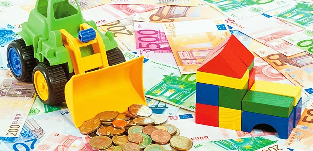 Da der Kauf einer Immobilie aus dem Privatvermögen zu finanzieren ist, lohnt es sich, möglichst viel Geld für die jährliche Tilgung freizuschaufeln.