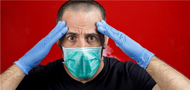 COVID-19-Impfpolitik: Entfremdung macht sich an der Saar breit Da fasst sich so mancher Arzt verzweifelt an den Kopf. Die COVID-19-Impf- und Teststrategie sorgt unter saarländischen Ärzten für erheblichen Unmut. (Symbolbild mit Fotomodell)