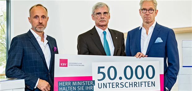 50.000 Unterschriften gegen das Aus der Neupatientenregelung Da fehlt doch einer: Gesundheitsminister Karl Lauterbach (SPD) nahm die 50.000 Protestunterschriften der Ärzte und Psychotherapeuten gegen die Aufhebung der Neupatientenregelung nicht persönllch entgegen. Der Vorstand der KBV: v.l. Dr. Stephan Hofmeister, Dr. Thomas Kriedel, Dr. Andreas Gassen.