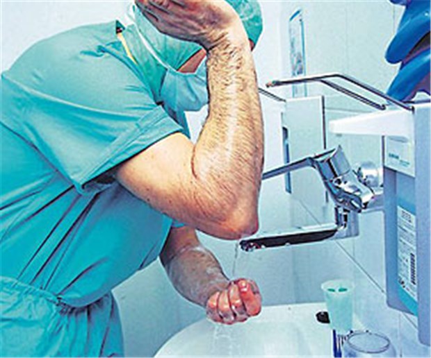Antibiotika steigern Infektionsrisiken Da führt kein Weg dran vorbei: Die Desinfektion der Hände gehört zum A und O der Klinikhygiene.