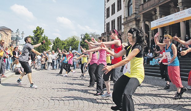 "Machen Sie mit, wir verbrennen hier Kalorien!" Da geht die Post ab: "Zumba" - Tanzen mit Animateur Marc Hinderlich und Mitgliedern der Gruppe David - Fitness and Health in Wiesbaden.