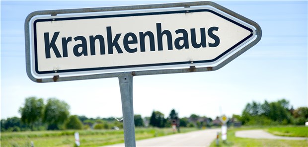 Länder bremsen Ärzteprojekte zwischen den Sektoren aus Da geht es lang zum Krankenhaus. Viele Bürger suchen die wohnortnahe Klinik kaum noch auf.