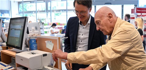 Da lächelt der Bundesgesundheitsminister: Der Patient Peter Jordan, 86, steckt seine Gesundheitskarte in ein Kartenlesegerät, um in einer Apotheke Medikamente aus seinem E-Rezept einzulösen – und es funktioniert!