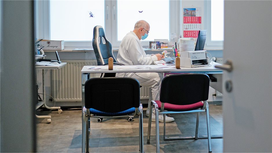 Da seine Sprechstundenhilfe aktuell erkrankt ist, sitzt Kowalksi selbst am Empfa...