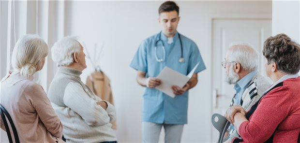 Da sitzen die Großeltern erwartungsvoll im Wartezimmer: Ist es eine gute Idee, sich selbst um sie zu kümmern?