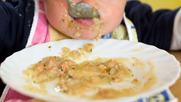 Höhepunkt der Krankheitswelle scheint überschritten Da war noch alles gut: Ein kleiner Junge isst in einem Kindergarten in Frankfurt (Oder) sein Mittagessen.