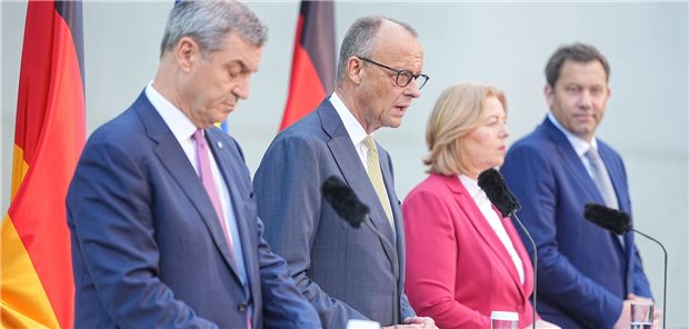 Das Fozo zeigt den CSU-Vorsitzenden Markus Söder, Bundeskanzler Friedrich Merz (CDU) sowie Bärbel Bas und Lars Klingbeil (beide SPD).