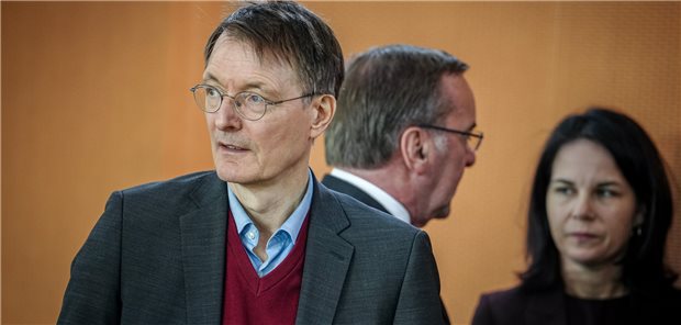 Da will er mit seinen Gesetzesplänen für Krankenhausumbau und ambulante Versorgung hin: Gesundheitsminister Karl Lauterbach bei einer Sitzung des Bundeskabinetts (Archivbild).