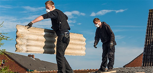 Asbest – einmal in der Lunge, immer in der Lunge Dachdecker bei einer Sanierung: Forscher haben herausgefunden, dass Asbest jahrzehntelang in fast gleicher Konzentration im Körper bleibt.