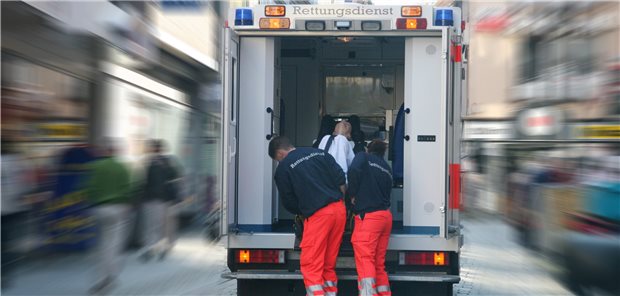 Rettungsdienst blockiert: Autofahrer muss Geldstrafe zahlen Damit Rettungssanitäter ihre Arbeit machen können, dürfen sie beim Einsatz nicht von parkenden Fahrzeugen behindert werden: Autofahrer, die den Weg blockieren, müssen mit einer empfindlichen Strafe rechnen.