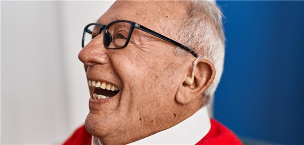 Älterer Mann mit Brille und Hörgerät.