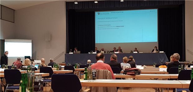 Damit die Corona-Abstandsregeln eingehalten werden konnten, tagte die Vertreterversammlung der Saar-Ärztekammer nicht wie gewohnt im „Haus der Ärzte“ in Saarbrücken, sondern in einer Veranstaltungshalle in Eppelborn.