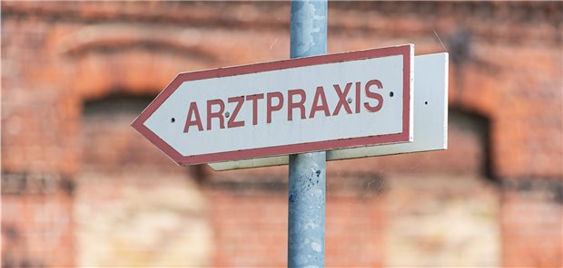 Ist das Landärztestipendium bald Geschichte? Damit dieses Hinweisschild im Brandenburgischen auch künftig nicht ins Leere weist, gibt es die Landarztstipendien. Doch deren Zukunft ist derzeit ungewiss.
