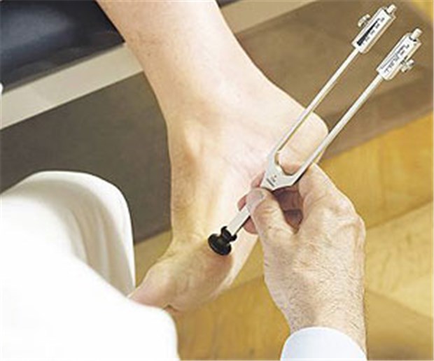 Diabetiker für Studie zur Unterdruck-Wundtherapie gesucht Damit eine Wundtherapie nicht nötig wird: Stimmgabeltest am Fuß eines Patienten.