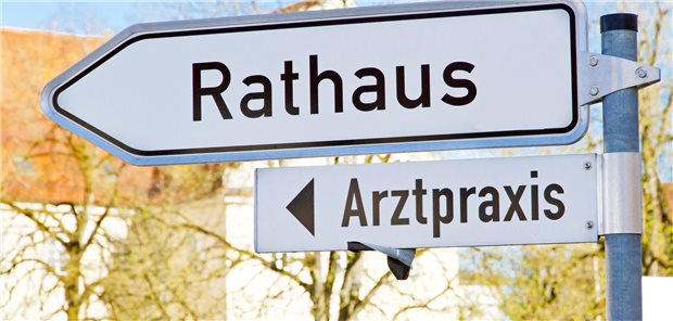 Schilder mit der Aufschrift "Rathaus" und "Arztpraxis"