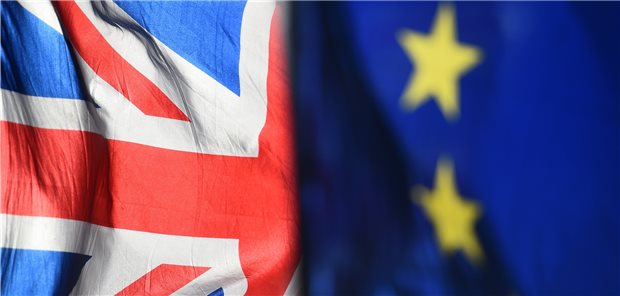 Eine Flagge der Europäischen Union und eine Flagge von Großbritannien wehen vor dem Parlament in Westminster.