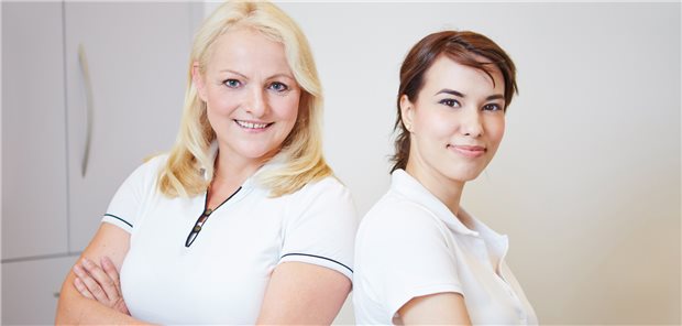 Damit sich Auszubildende zur Medizinischen Fachangestellten in der Praxis auch wohlfühlen und sich voll entfalten können, bedarf es unter anderem auch des Willens und der Fähigkeit der älteren Kolleginnen und Kollegen, den Fachkräftenachwuchs von der Sinnhaftigkeit ihres Ausbildungsberufes zu überzeugen.
