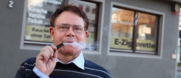 Aufwind für die E-Zigarette Dampfer in Essen: Die Hersteller von E-Zigaretten hoffen auf juristische Rückendeckung.